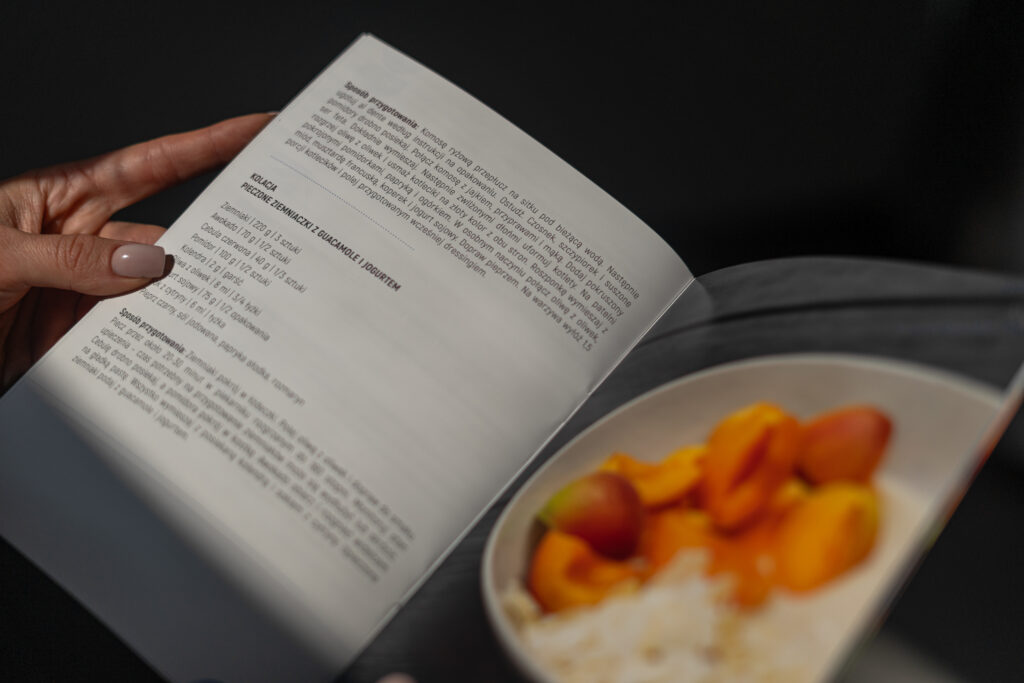 Plan diety bez glutenu i mleka przeglądany podczas posiłku